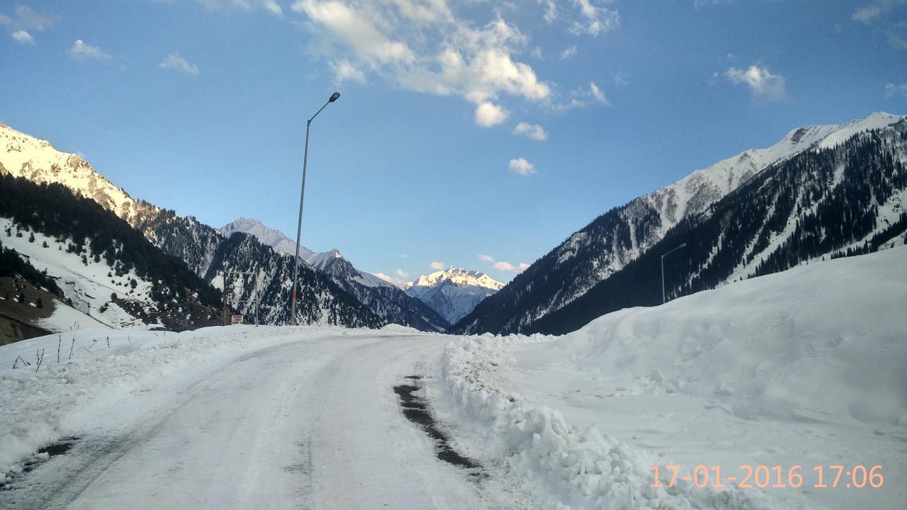 Hotel Glacier Heights Sonāmarg Kültér fotó